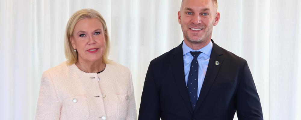 Post- och telestyrelsens nya generaldirektör Lena Nyberg och civilminister Erik Slottner. Foto: Hugo Rosell/Regeringskansliet