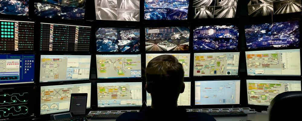 Kontrollrum. Genrebild: tasha kostyuk/Unsplash