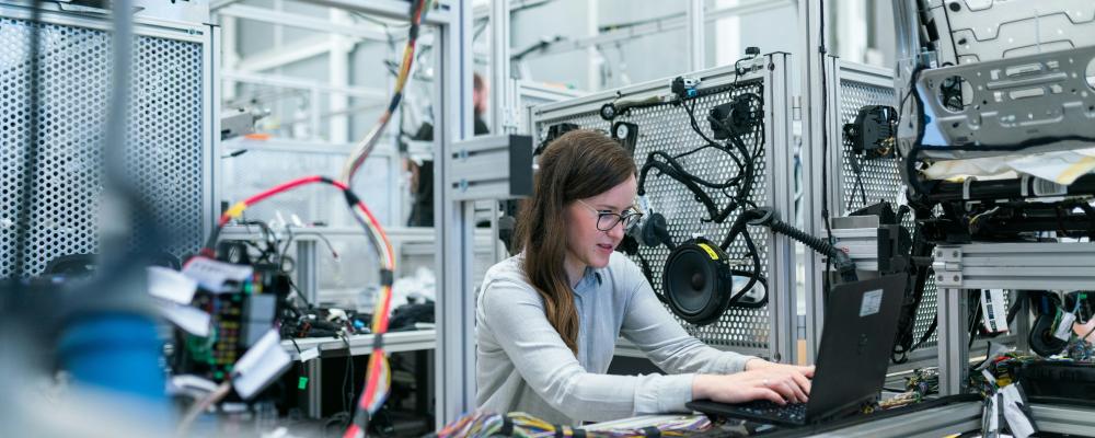 Cyberkriminella riktar i ökande grad in sig på industrins drift och operativa teknik, enligt Fortinet. Foto: ThisisEngineering/Unsplash
