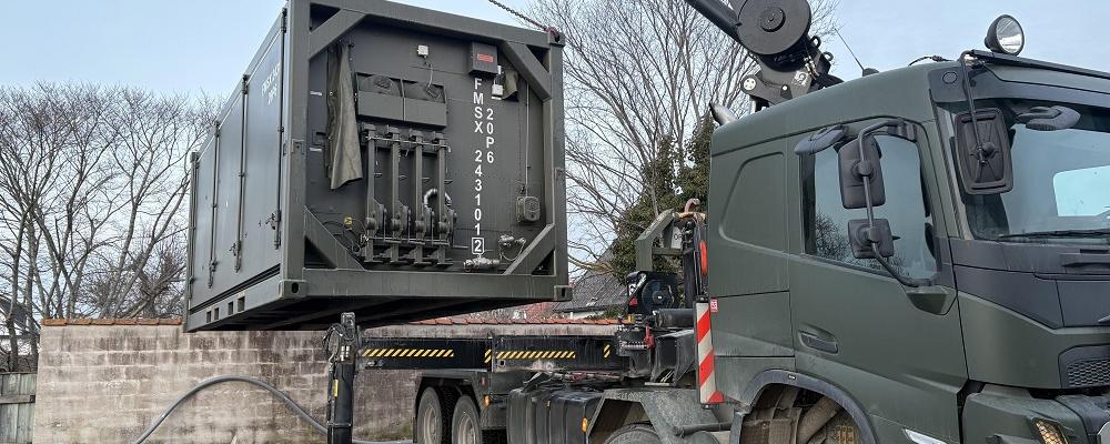 Försvarsmakten har transporterat en container med steriliseringsutrustning till Visby lasarett. Foto: Lupco Mitrevski