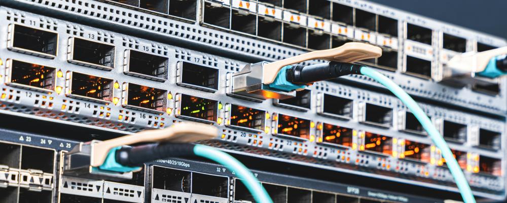 Servrar i datacenter kopplade för högkapacitetsnätverk Foto: collection-T/Unsplash