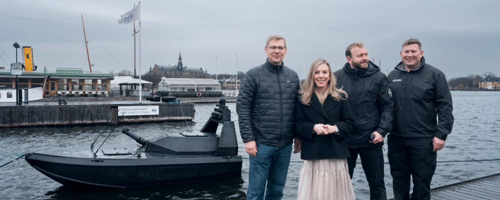 EU-minister Jessica Rosencrantz deltog i demonstrationen av det obemannade ytfartyget Vanta-6 i vattnet vid Strandvägen i Stockholm. Foto: Stark
