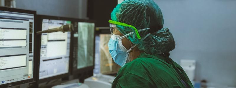 Vårdpersonal arbetar vid datasystem i sjukvårdsmiljö. Genrebild. Foto: irwan blogcious /Unsplash