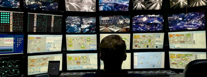 Kontrollrum. Genrebild: tasha kostyuk/Unsplash