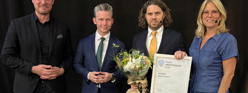 Årets säkerhetspris delades ut under Stockholm Tech Show på Kistamässan i Stockholm av försvarsminister Pål Jonson tillsammans med John Billow, chef för Nationellt cybersäkerhetscenter och Åsa Zetterberg, vd på TechSverige. Foto: TechSverige