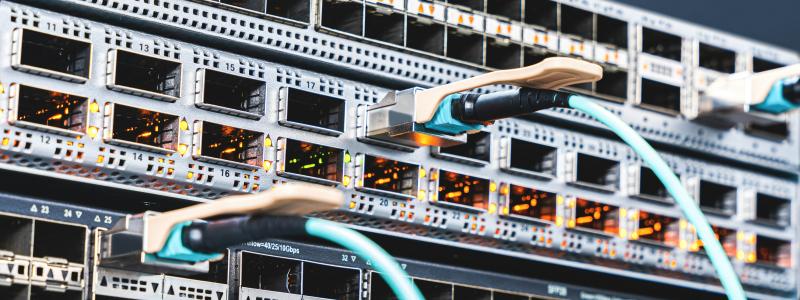 Servrar i datacenter kopplade för högkapacitetsnätverk. Foto: Tin/Unsplash