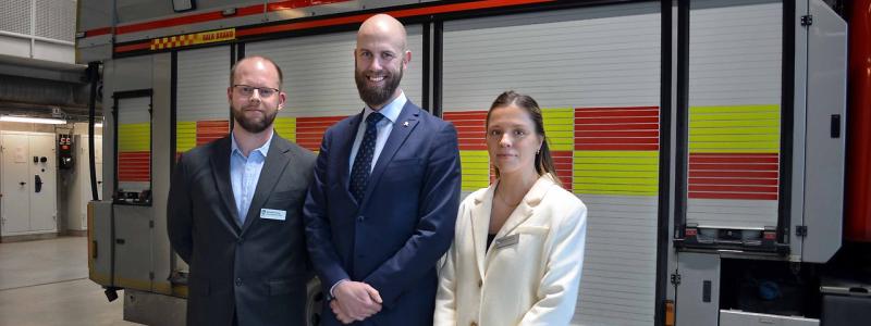 Beredskapssamordnarna Christian Isberg och Rebecka Larsson tillsammans med ministern för civilt försvar, Carl-Oskar Bohlin. Foto: Härryda kommun
