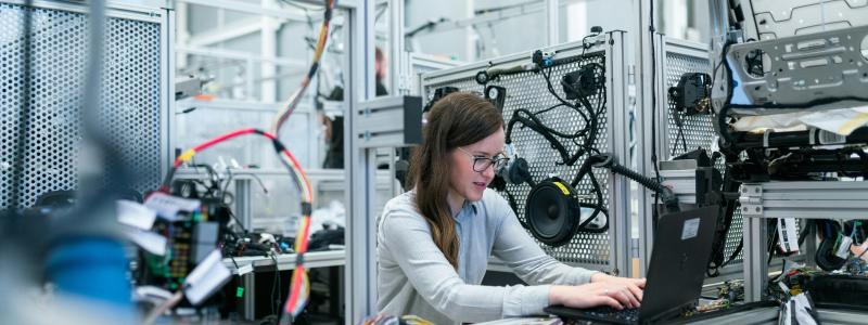 Cyberkriminella riktar i ökande grad in sig på industrins drift och operativa teknik, enligt Fortinet. Foto: ThisisEngineering/Unsplash