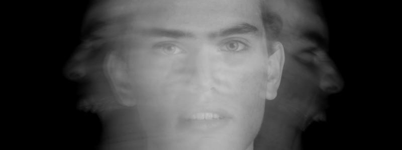 Deepfakes blir allt vanligare i digitala miljöer och används för att skapa manipulerade videor, ljud och bilder. Cybersäkerhetsföretaget NordVPN pekar på flera tecken som kan tyda på deepfakes och manipulerat innehåll, bland annat suddiga partier runt ansikten, onaturliga rörelser och röster som skiljer sig i tonfall eller uttal. Foto: Erik Škof/Unsplash