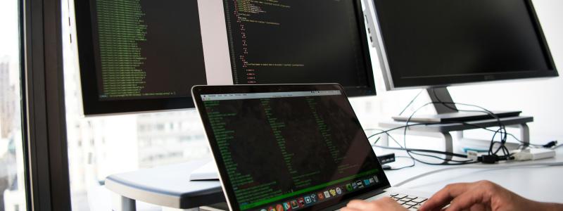 Fler svenska verksamheter behöver ta nästa steg i cybersäkerhetsarbetet. Foto: Christina wocintechchat/Unsplash