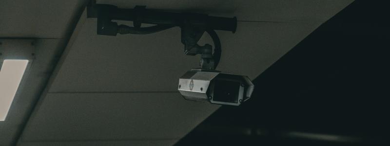 Svensk Handels Trygghetsbarometer för det första kvartalet 2026 visar att 41 procent av landets butiker har utsatts för brott eller hotfullt beteende. Foto: Samuel Meller/Unsplash