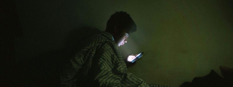 Brottet sker ofta via sociala medier, spel eller chattjänster där unga redan är aktiva. Foto: Dipqi Ghozali/Unsplash