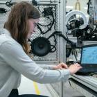 Kvinnlig elektronikingenjör genomför fordonstester Foto: ThisisEngineering