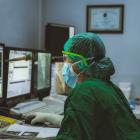 Reglerade verksamheter inom bland annat sjukvård är en målgrupp för den nya AI-drivna cybersäkerhetslösningen. Foto: irwan blogcious /Unsplash