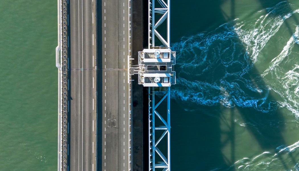 En simulering av en dammanläggning visade hur sårbarheter i Modbus kunde utnyttjas för att ta kontroll över vattennivåer och styra dammluckor, med risk för direkt fysisk påverkan. Genrebild: Thijs/Unsplash