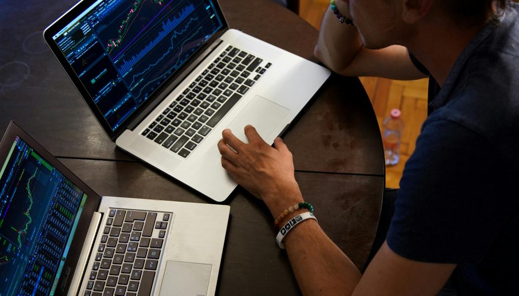 Lösningen kan koppla samman interaktioner mellan olika agenter för att upptäcka risker i mer komplexa arbetsflöden. Genrebild: Adam Nowakowski/Unsplash
