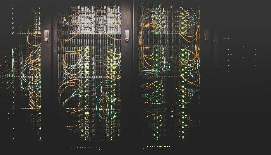 Geopolitiska spänningar, cyberhot och störda leveranskedjor ökar kraven på organisationer att stärka sin digitala motståndskraft och minska externa beroenden. Foto: Taylor Vick