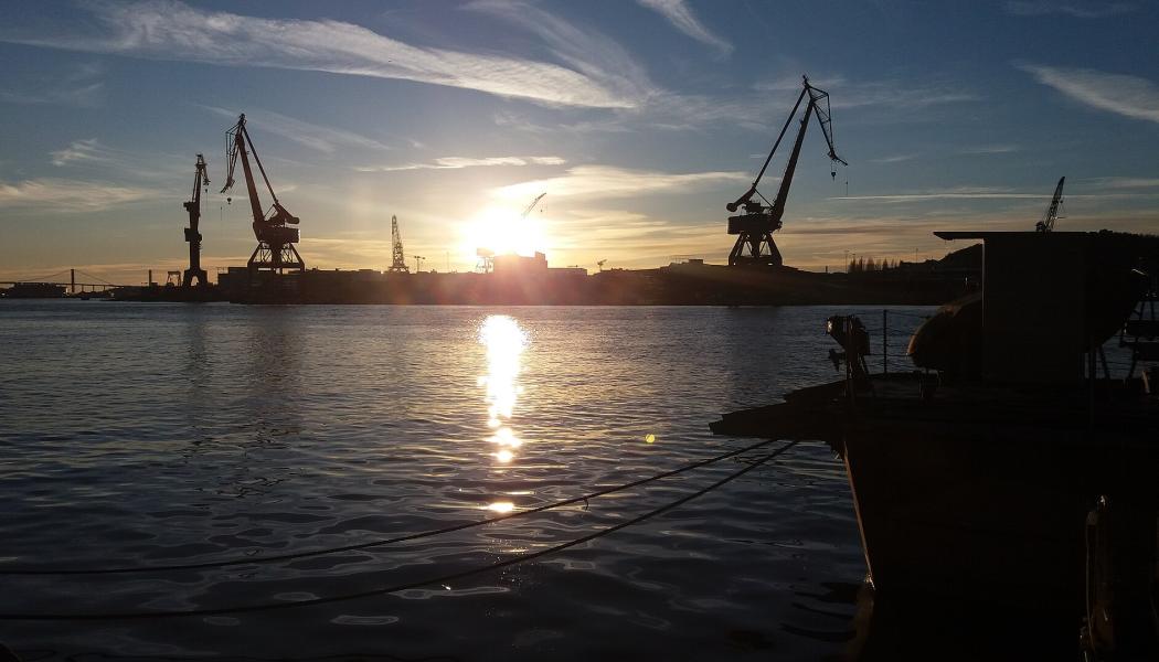 Strategiska flöden är funktioner som håller samhället igång i kris och krig, som vatten, livsmedel, hamnar och infrastruktur. I Västra Götaland är fokus att säkra dessa flöden. Foto: Västgöten/Wikimedia Commons/https://commons.wikimedia.org/wiki/File:G%C3%B6teborgs_hamn_01.jpg