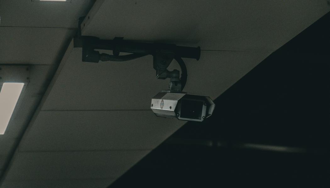 Svensk Handels Trygghetsbarometer för det första kvartalet 2026 visar att 41 procent av landets butiker har utsatts för brott eller hotfullt beteende. Foto: Samuel Meller/Unsplash