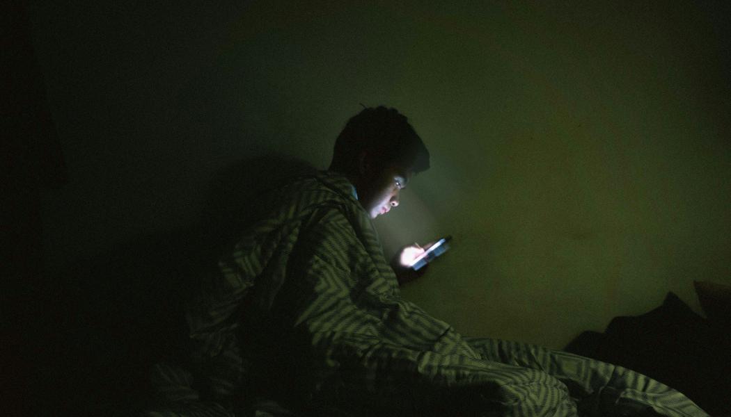 Brottet sker ofta via sociala medier, spel eller chattjänster där unga redan är aktiva. Foto: Dipqi Ghozali/Unsplash