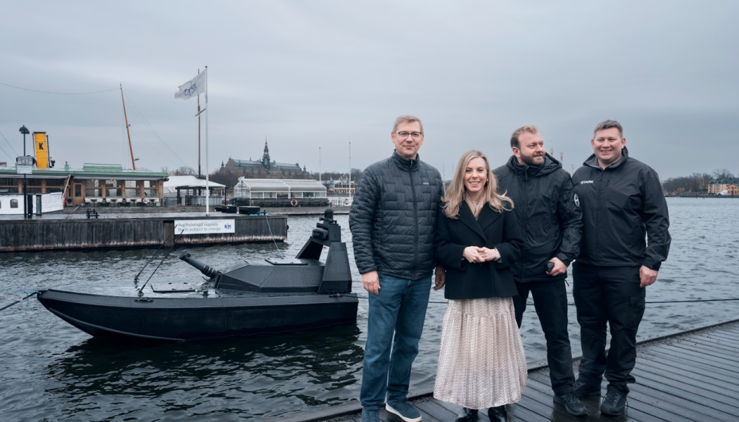 EU-minister Jessica Rosencrantz deltog i demonstrationen av det obemannade ytfartyget Vanta-6 i vattnet vid Strandvägen i Stockholm. Foto: Stark