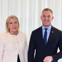 Post- och telestyrelsens nya generaldirektör Lena Nyberg och civilminister Erik Slottner. Foto: Hugo Rosell/Regeringskansliet