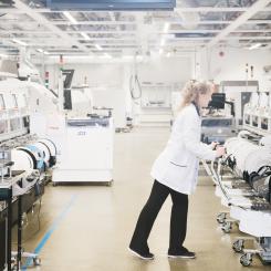Projektledare arbetar med SMT-maskin i industrilabb. Foto: Bredda bilden
