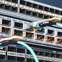 Servrar i datacenter kopplade för högkapacitetsnätverk. Foto: Tin/Unsplash