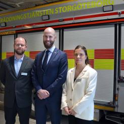 Beredskapssamordnarna Christian Isberg och Rebecka Larsson tillsammans med ministern för civilt försvar, Carl-Oskar Bohlin. Foto: Härryda kommun