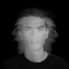 Deepfakes blir allt vanligare i digitala miljöer och används för att skapa manipulerade videor, ljud och bilder. Cybersäkerhetsföretaget NordVPN pekar på flera tecken som kan tyda på deepfakes och manipulerat innehåll, bland annat suddiga partier runt ansikten, onaturliga rörelser och röster som skiljer sig i tonfall eller uttal. Foto: Erik Škof/Unsplash