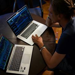 Lösningen kan koppla samman interaktioner mellan olika agenter för att upptäcka risker i mer komplexa arbetsflöden. Genrebild: Adam Nowakowski/Unsplash
