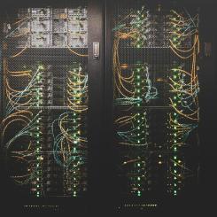Geopolitiska spänningar, cyberhot och störda leveranskedjor ökar kraven på organisationer att stärka sin digitala motståndskraft och minska externa beroenden. Foto: Taylor Vick