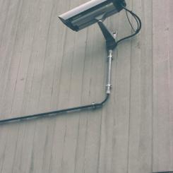 Med närmare 200 miljoner paket i omlopp har entrén blivit hushållets mest sårbara punkt. Foto: Markus Spiske/Unsplash