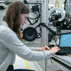 Kvinnlig elektronikingenjör genomför fordonstester Foto: ThisisEngineering