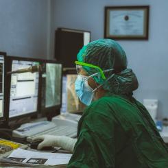Reglerade verksamheter inom bland annat sjukvård är en målgrupp för den nya AI-drivna cybersäkerhetslösningen. Foto: irwan blogcious /Unsplash