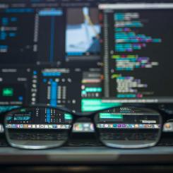 Resultaten visar att kontroll över data, infrastruktur och leverantörer blir allt viktigare när AI används i affärskritiska processer. Foto: Kevin Ku/pexels