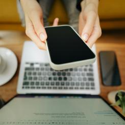 Under 2023 polisanmäldes omkring 29 000 fall, med en uppskattad brottsvinst på över 700 miljoner kronor. Foto: jakub zerdzicki/unsplash
