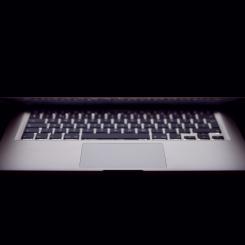 De nya versionerna ska hjälpa företag att möta nya säkerhetshot och förenkla drift i hybridmoln. Fot: Thom/Unsplash