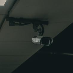 Svensk Handels Trygghetsbarometer för det första kvartalet 2026 visar att 41 procent av landets butiker har utsatts för brott eller hotfullt beteende. Foto: Samuel Meller/Unsplash