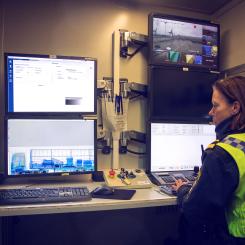 Tulltjänsteperson läser av röntgenbilder tagna med hjälp av lastbilsscanner. Foto: Mette Ottosson/Tullverket