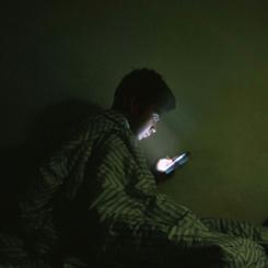 Brottet sker ofta via sociala medier, spel eller chattjänster där unga redan är aktiva. Foto: Dipqi Ghozali/Unsplash