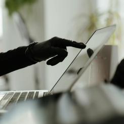 Studie från CyberArk, ett företag inom Palo Alto Networks, visar att AI och maskinidentiteter snabbt ökar komplexiteten och riskerna i företagens IT-miljöer. Foto: Cottonbro/Pexels