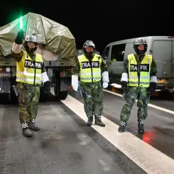 Fordon dirigeras till rätt plats på vägfärjan. Foto: Eric Hallberg, Försvarsmakten