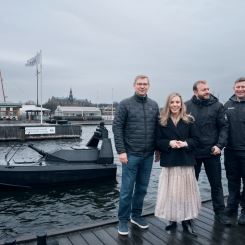 EU-minister Jessica Rosencrantz deltog i demonstrationen av det obemannade ytfartyget Vanta-6 i vattnet vid Strandvägen i Stockholm. Foto: Stark